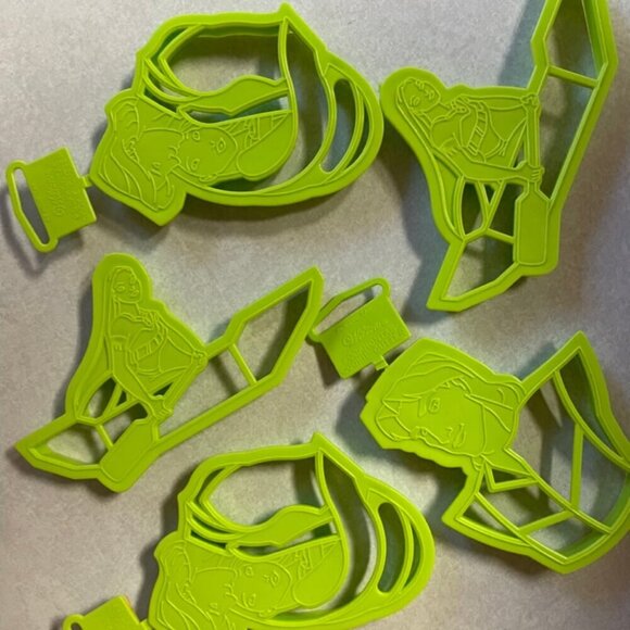 WILTON DISNEY POCAHONTAS Pocahontas and John Smith 5 COOKIE CUTTERS - Picture 1 of 6